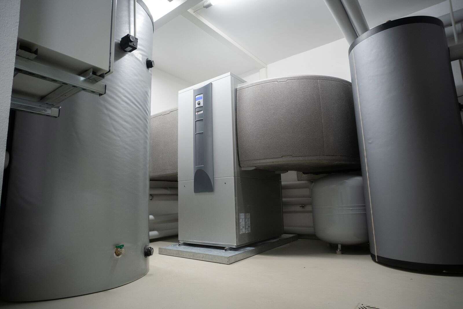Technikraum mit Wärmepumpe und Pufferspeichern